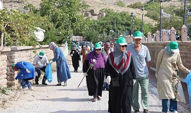 Selçuklu Belediyesi çevre duyarlılığı adına Dünya Temizlik Günü dolayısıyla Sille'de “Doğa İçin Adım Atıyoruz