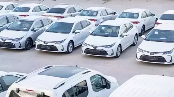  Clio fiyatına Toyota Corolla satılıyor: Araç almak isteyenler, bu fırsat kaçmaz! Corolla mı, Clio mu?