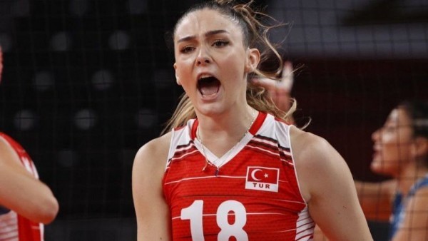  Zehra Güneş’in kardeşi de ablası gibi güzelliğiyle dikkat çekiyor: İrem Güneş, ablasının izinden gidiyor! O da voleybol oynuyor…